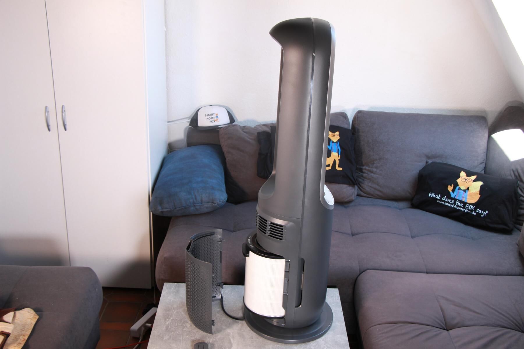 Der 360° runde Kombifilter ist in den Sockel des Philips Air Performer Series 8000 (AMF870/15) eingesetzt und der Deckel des Fachs steht dahinter.